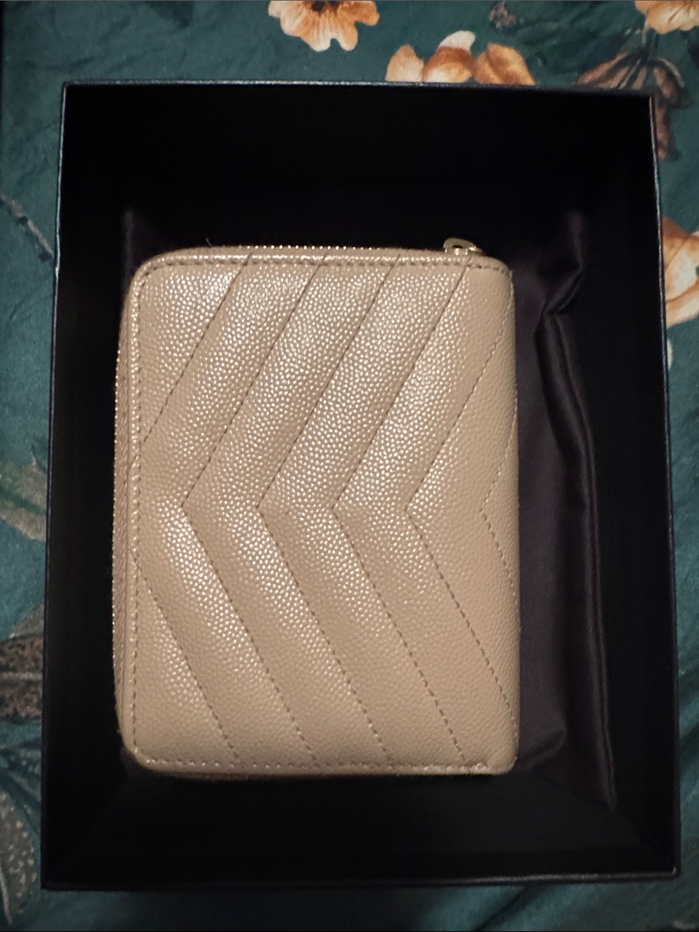 YSL CASSANDRE MATELASSÉ COMPACT ZIP AROUND WALLET - Picture 7 of 9